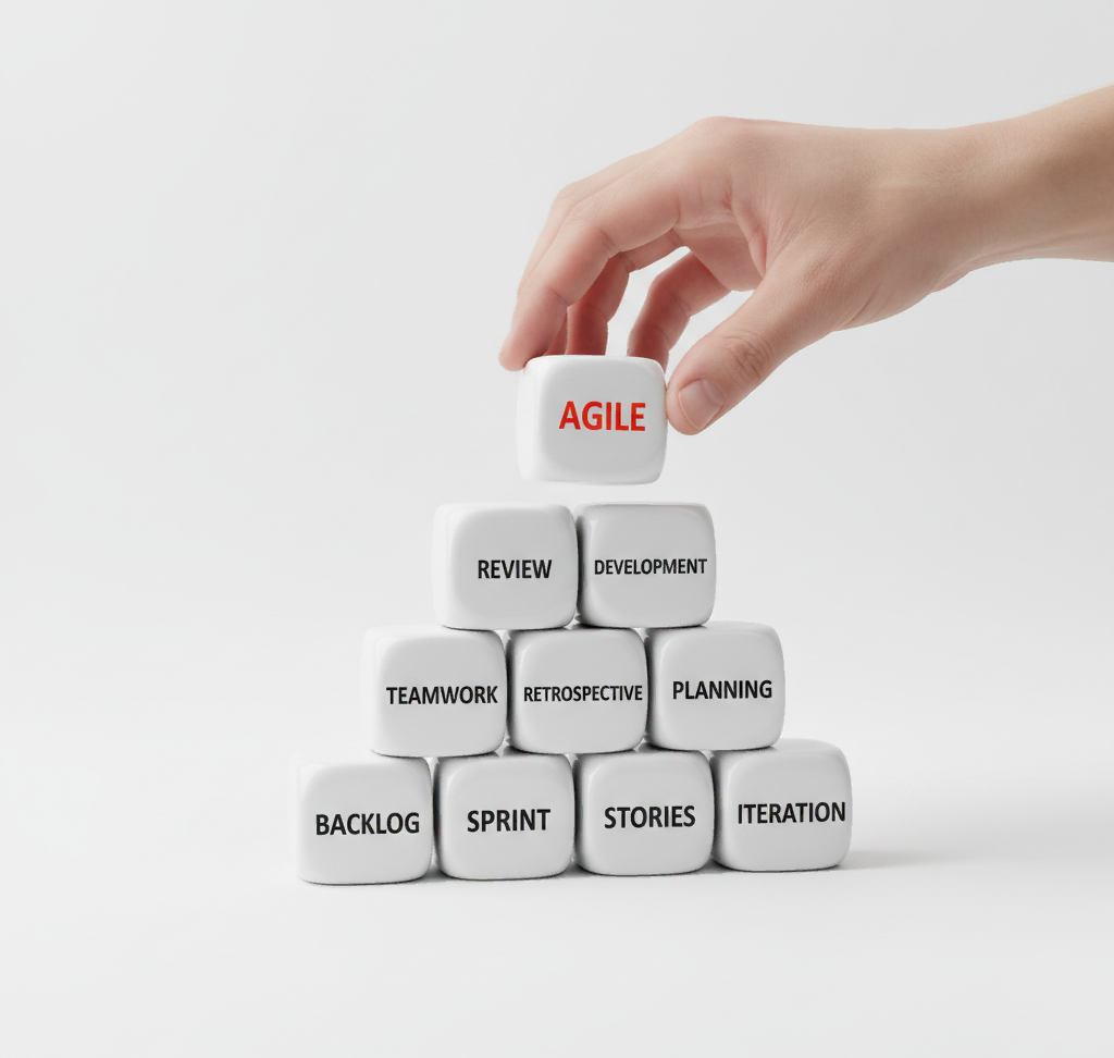 Mano colocando el cubo 'AGILE' sobre una pirámide de cubos con términos ágiles (sprint, backlog, planning, desarrollo)